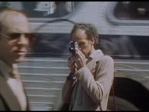 Joel Meyerowitz mentre fotografa in strada.