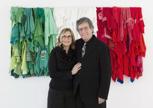 Fig.11 Nancy Olnick e Giorgio Spanu, con l’opera Stracci Italiani, 2007, di Michelangelo Pistoletto. Courtesy Magazzino Italian Art, New York. Foto Marco Anelli © 2017.