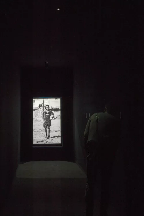 Teresa Margolles Sobre la sangre a cura di Francesca Guerisoli e Angel Moya Garcia Il Testimone, 2017 Oisiris “La Gata” (Luis Humberto Garcia Robledo, 1984-2016) -- Installazione composta da tre testi audio e dall’immagine di La Gata, transessuale che lavorava come prostituta, brutalmente assassinata a Ciudad Juárez nel 2016. Gli audio sono testimonianze di La Gata e delle amiche Gaby e Berta, e narrano la sua vita e i momenti successivi al suo omicidio. -- Fotografia Teresa Margolles Luglio 2015 Ciudad Juárez, Chihuahua, Messico Courtesy l’artista. Foto Rafael Burillo.