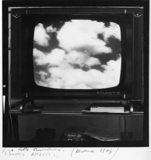 Guido Guidi, Fine delle trasmissioni, televisore Atlantic, Cesena 1973, stampa fotografica in bianco e nero e scritta autografa a inchiostro, 237x178 mm.