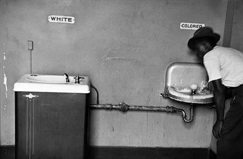 Ph Elliott Erwitt.