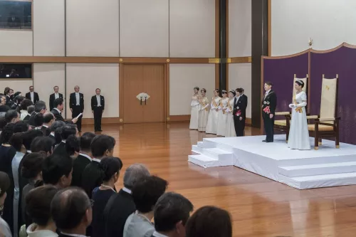 Abe si rivolge al nuovo Imperatore Naruhito in nome del popolo giapponese nella cerimonia d’insediamento al trono.