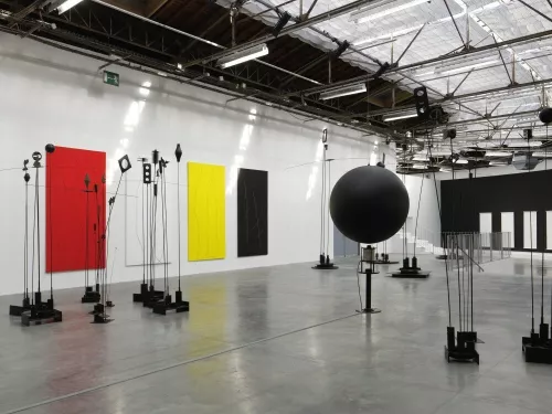 Takis, Veduta della mostra "Takis. Champs Magnétiques", al Palais de Tokyo, Paris