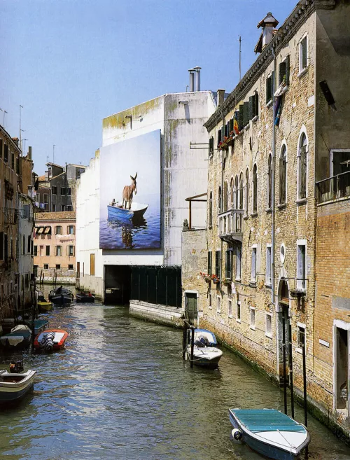 Paola Pivi, Senza titolo (Asino), 2003, 1020x1230 cm, stampa a getto d’inchiostro su pvc, Courtesy Biennale, Venezia | Galleria Massimo De Carlo, Milano, © l'artista (foto Hugo Glendinning)