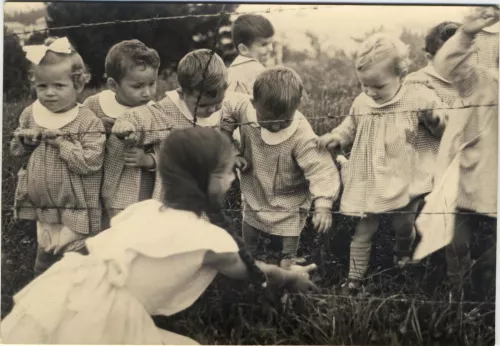«Orfani. Prenderne uno, portarselo via...» (C I, Padri e figli, aprile 1963).