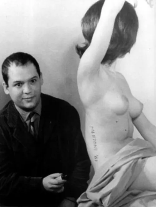 Piero Manzoni firma una scultura vivente, 1961