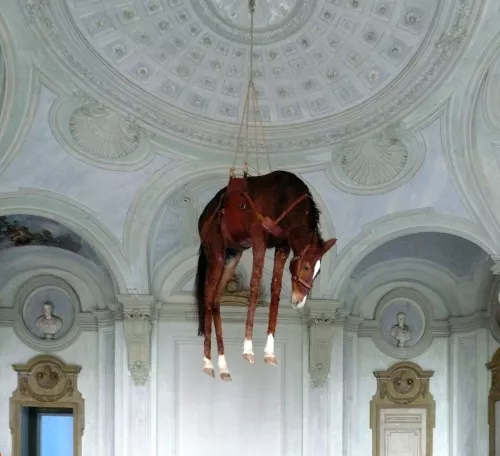Maurizio Cattelan, Novecento, 1997, installazione, Courtesy Castello di Rivoli, Torino. © l'artista