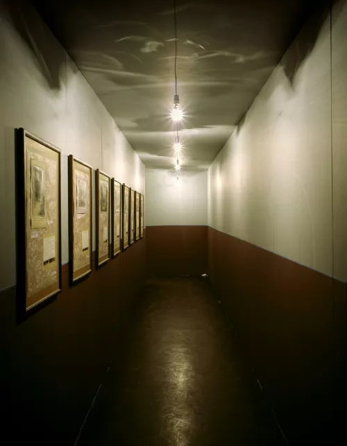 Ilya Kabakov, Labyrinth (My Mother’s Album,) 1990, Costruzione di legno, 9 porte, puntelli di legno per il soffitto, 24 lampadine, detriti, audio, 76 opere su carta, fotografie, inchiostro e stampe Tate. Purchased 2002. © Ilya & Emilia Kabakov.