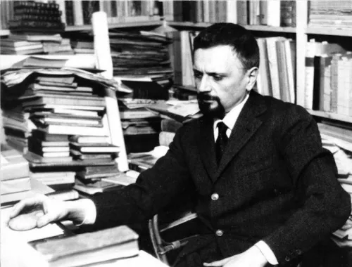 Roberto Roversi nella libreria Palmaverde.