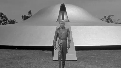 Klaatu esce dal disco volante in The Day the Earth Stood Still (Wise, 1951).