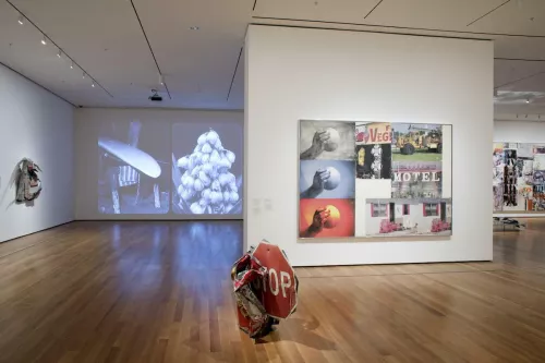 Veduta espositiva di Robert Rauschenberg: Among Friends. The Museum of Modern Art, New York, 21 maggio – 17 settembre 2017. Foto: Jonathan Muzikar; © 2017 The Museum of Modern Art