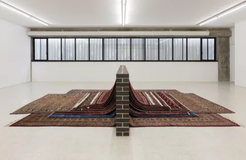 Elisabetta Benassi, Shadow work, 2017. Mattoni refrattari inglesi, tappeti orientali / English firebricks, Eastern carpets, 103 x 550 x 435 cm. Courtesy Collezione Maramotti © Elisabetta Benassi. Ph. Andrea Rossetti.