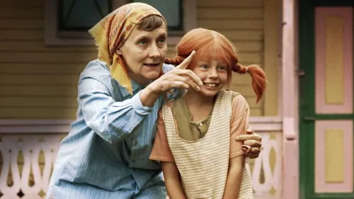 Astrid Lindgren insieme a Inger Nilsson nei panni di Pippi.