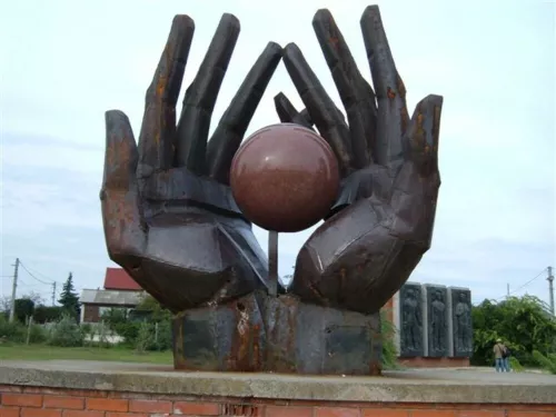Budapest, Parco delle Statue. Monumento agli Operai. Sopra: altre immagini del Parco delle Statue a Budapest.