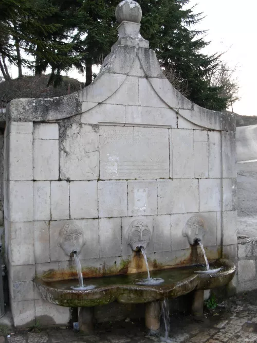 Fontana del Carmine. Riccia, Campobasso. Ci sono anche altre fontanelle a Riccia, in passato vi era la gara podisitica delle Sette Fontane, oggi purtroppo qualcuna è sparita.