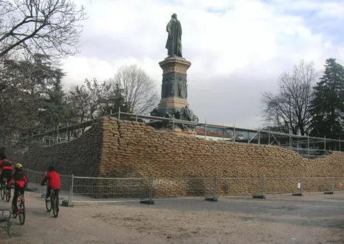Lara Favaretto, Monumento a Dante, installazione, Trento 2009