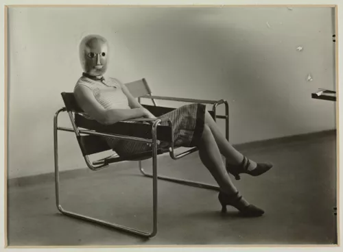 Erich Consemuller. Lis Beyer o Ise Gropius sulla sedia B3 club di Marcel Breuer con indosso una maschera di Oskar Schlemmer, 1927