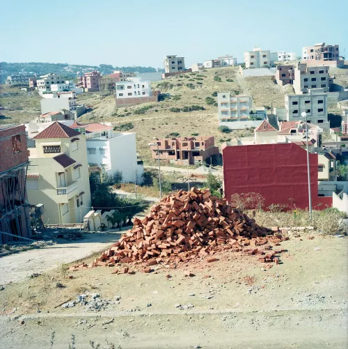 Yto Barrada, Briques, 2011. Stampa cromogenica • C-print 150 x 150 cm. Deutsche Bank Collection