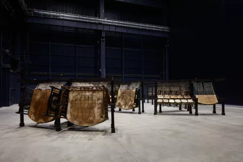 Chen Zhen Jue Chang, Dancing Body – Drumming Mind (The Last Song), 2000 Veduta dell’installazione, Pirelli HangarBicocca, Milano, 2020 PINAULT COLLECTION © Chen Zhen by ADAGP, Parigi Courtesy Pirelli HangarBicocca, Milano. Foto: Agostino Osio.