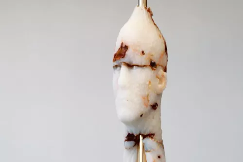 Barry X Ball , Matthew Barney, 2000-2003, onice messicano, acciaio inossidabile, oro, rodio, poliuretano, legno.