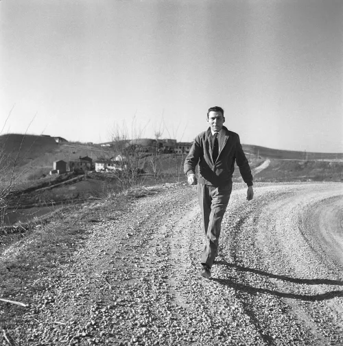 Beppe Fenoglio, foto di Aldo Agnelli, Archivio Centrostudi Beppe Fenoglio Valdivilla, 1958.