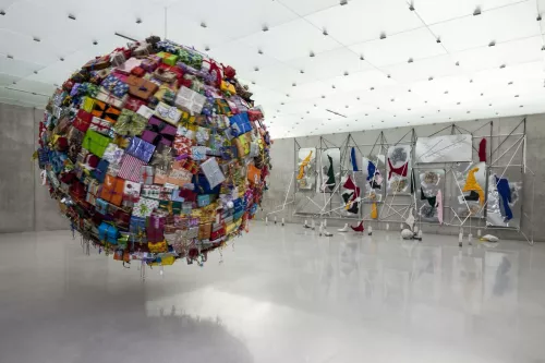 Pascale Marthine Tayou Empty Gift, 2013 Installation view ‘Love is Colder Than Capital’ Kunsthaus Bregenz, 2013 Courtesy the artist and GALLERIA CONTINUA, San Gimignano / Beijing / Les Moulins / Habana Photo by: Markus Tretter