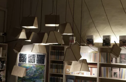 In foto, la libreria di quartiere Il Ponte sulla Dora