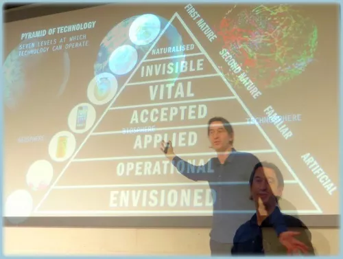 Koert Van Mensvoort e la piramide dell’innovazione tecnologica, Helsinki, 2015. Copyright: Irmeli Hasanen / Flickr - CC BY-NC-ND 2.0