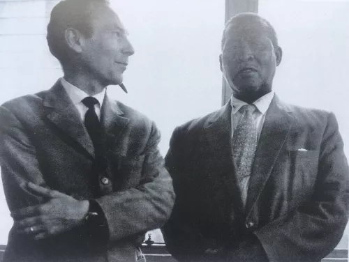 Sudafrica, 1962. Angelo Del Boca a colloquio con il premio Nobel Albert Luthuli. In seguito a questo incontro fu espulso dal paese.