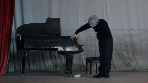 Copertina Sakamoto con Tsunami Piano da RYUICHI SAKAMOTO: CODA.
