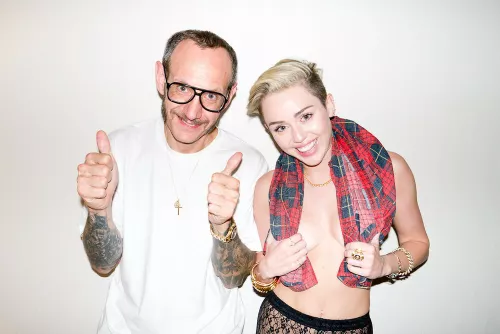 Miley Cyrus e Terry Richardson. Ph. Terry Richardson