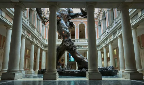 Damien Hirst, Ingresso di Palazzo Grassi, Venezia, 2017.