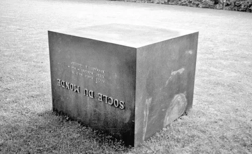 Pietro Manzoni, Socle du monde.