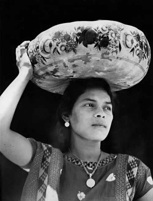 Tina Modotti, Le donne di Tehuantepec portano frutta e fiori sulla testa, dentro zucche dipinte chiamate jicapexle, 1929, Messico © Tina Modotti.