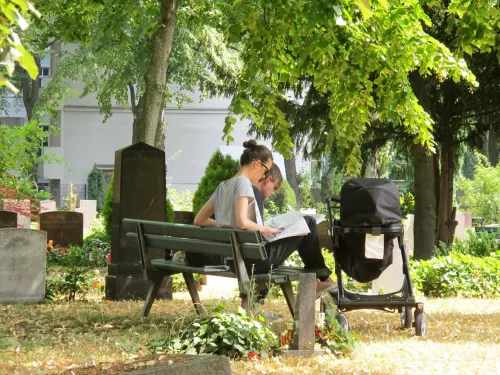 Relax di famiglia tra le tombe.
