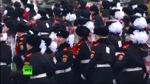 Giovani militari che distribuiscono garofani rossi.
