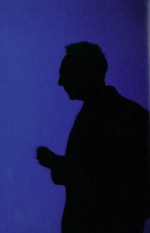Derek Jarman davanti allo schermo di Blue, Londra, 1992.