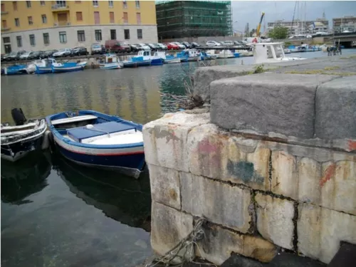 Fontanella dismessa Ripa della Posta. Il sottile tubo arrugginito appena visibile di tra i mattoni è ciò che resta di una fontanella che a sentire i racconti dei vecchi pescatori ha rinfrancato parecchie generazioni di siracusani prima di essere mutilata.