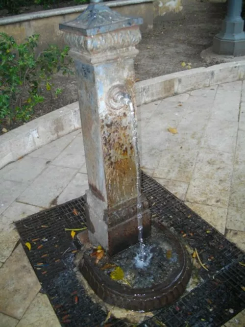 Fontanella di Villetta Aretusa Ultimo residuo di un'antica civiltà, questa fontanella si ostina a elargire acqua gratuitamente agli sfaccendati.