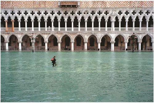 Fulvio Roiter, Acqua alta in Piazzetta San Marco, 2002 © Fondazione Fulvio Roiter.