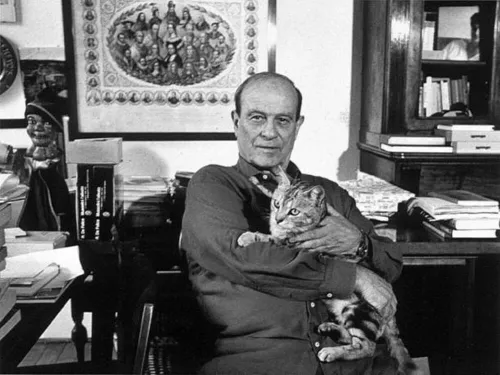 Due immagini di Giorgio Bocca. In alto: Primo Levi con l'amico Alberto Salmoni.