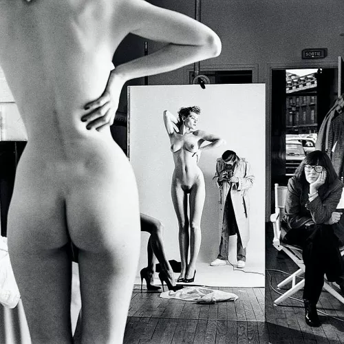Helmut Newton, Autoritratto con la moglie e le modelle Vogue Studio, Paris 1981 © Helmut Newton Estate