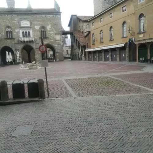 Bergamo, Piazza Vecchia, terza domenica di marzo 2020.