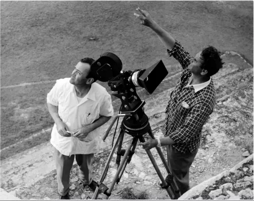 Buzzi e Federico Patellani preparano una scena di "America Pagana" in Messico, 1956.