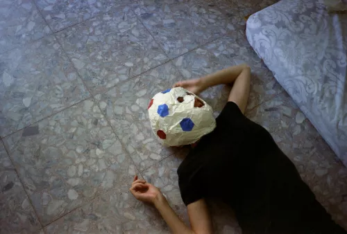 Giulia Piscitelli, Io pallone, 1996. Courtesy Galleria Fonti, Napoli