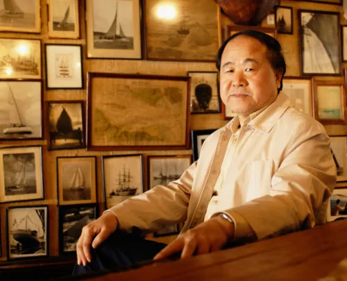 Il premio Nobel Mo Yan. In alto, nel testo: un'immagine dal film "Sorgo Rosso", diretto da Zhang Yimou