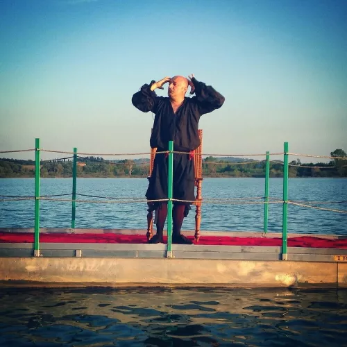 Paolo Panaro sul lago di Chiusi (ph. Matteo Brighenti)