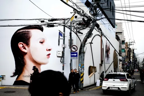 Filippo Bertolini, Pubblicità: Maschera per una pelle più bianca e luminosa, quartiere di Gangnam, Seoul, 29 dicembre 2019.