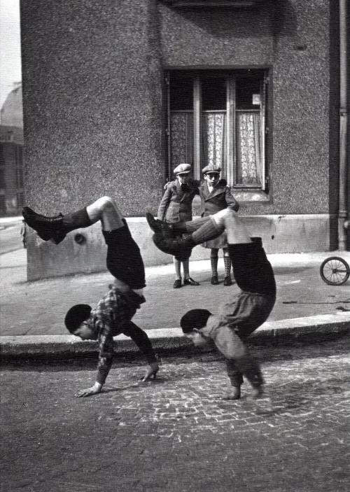 Robert Doisneau, Les frères, rue du Docteur Lecène, Parigi 1934