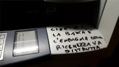Il meme linguistico del “ragazzo NoExpo” su un bancomat nel centro di Pisa (giugno 2015)